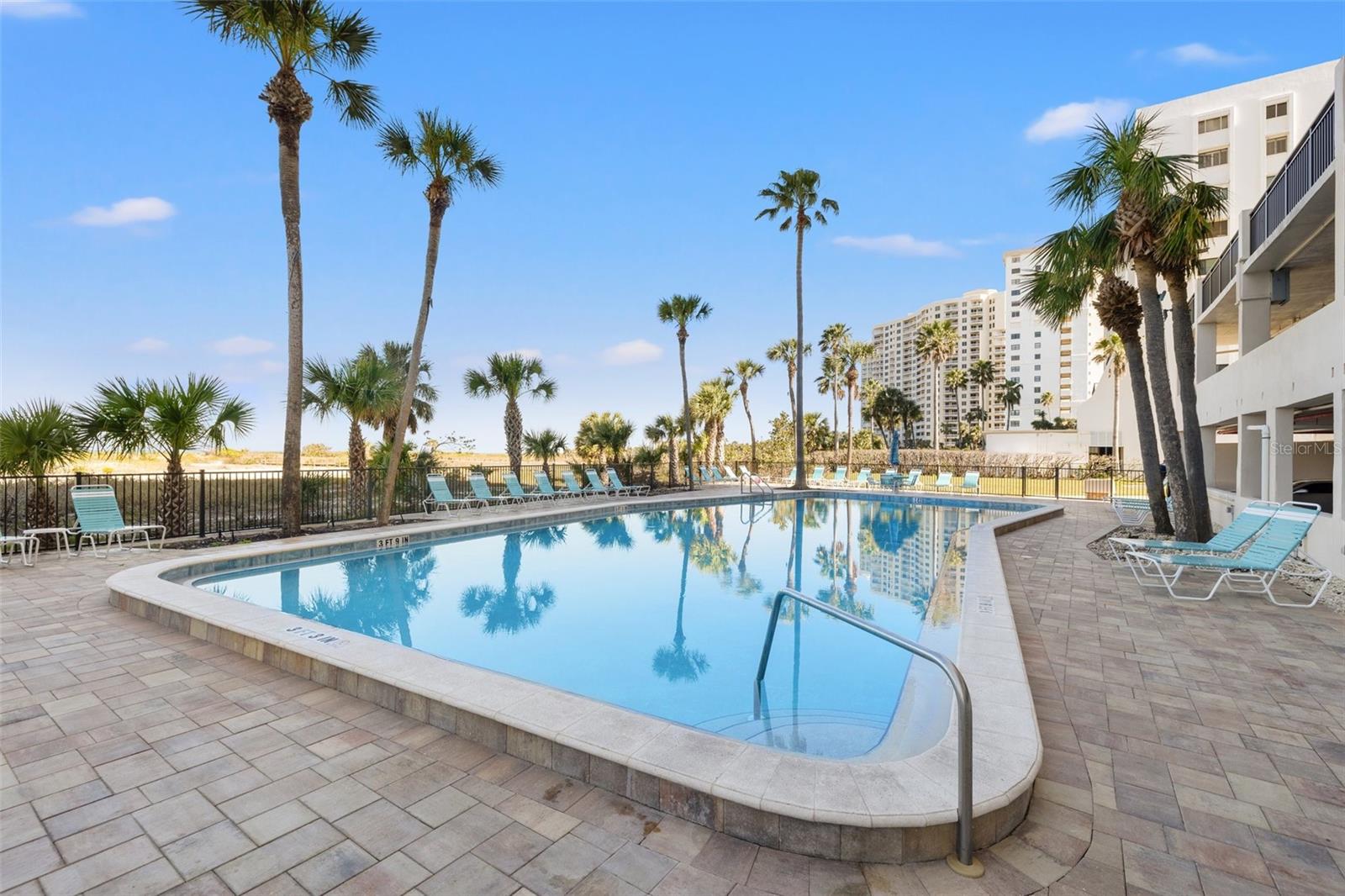 HARBOUR LIGHT TOWERS CONDO - Residential