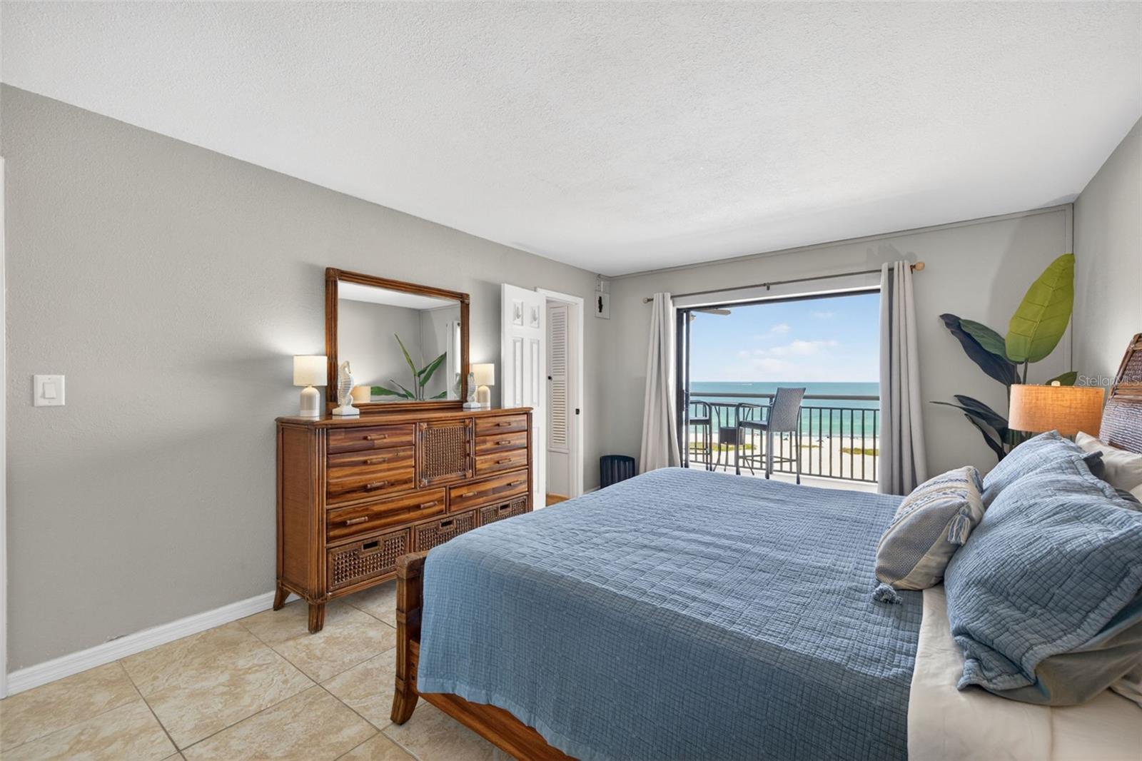 HARBOUR LIGHT TOWERS CONDO - Residential