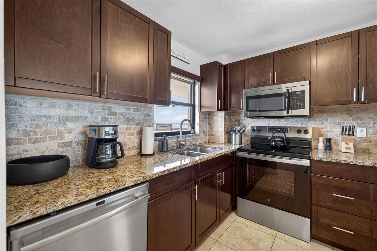HARBOUR LIGHT TOWERS CONDO - Residential