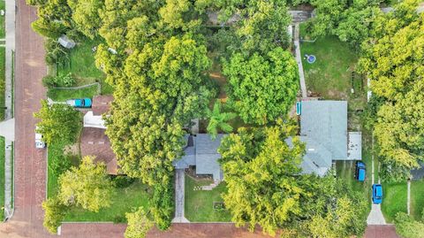 A home in LAKELAND