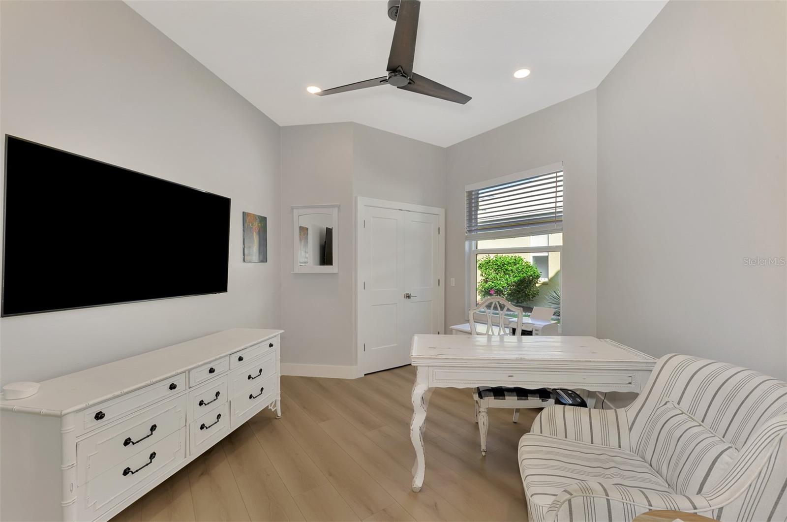 VENICE GOLF & COUNTRY CLUB UNIT 2-B - Residential Lease