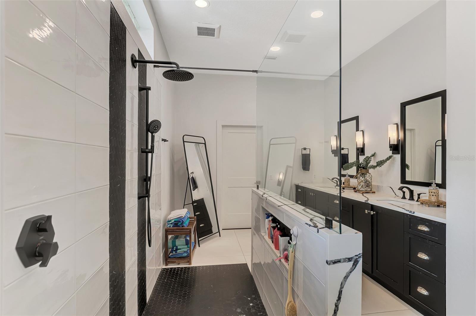 VENICE GOLF & COUNTRY CLUB UNIT 2-B - Residential Lease