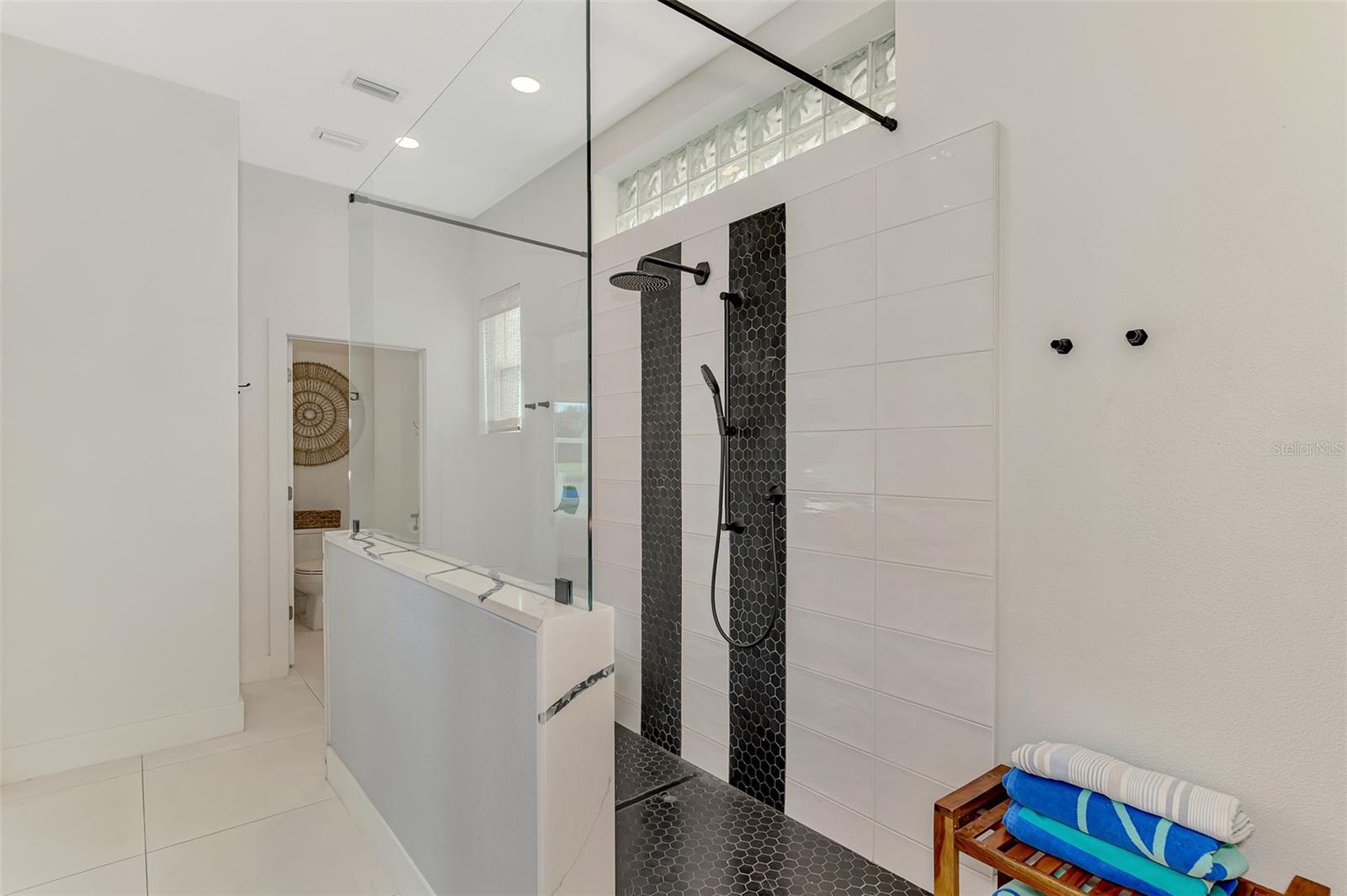 VENICE GOLF & COUNTRY CLUB UNIT 2-B - Residential Lease