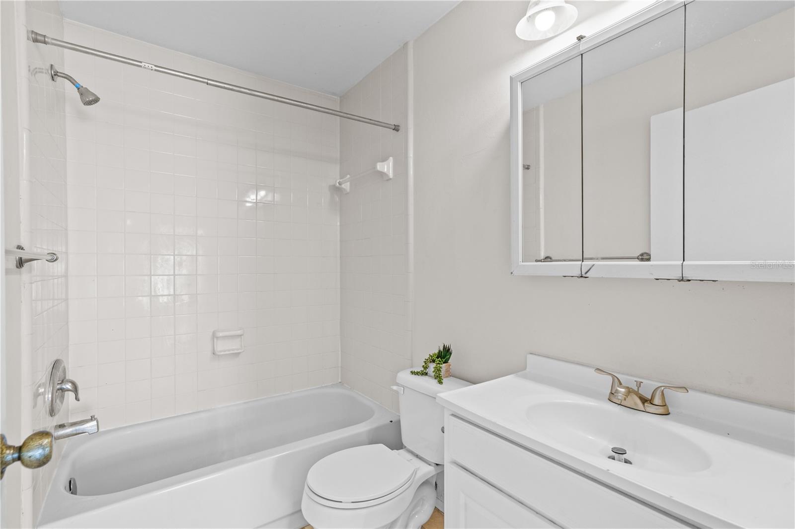 NORTH OAKS CONDO 01 - Residential