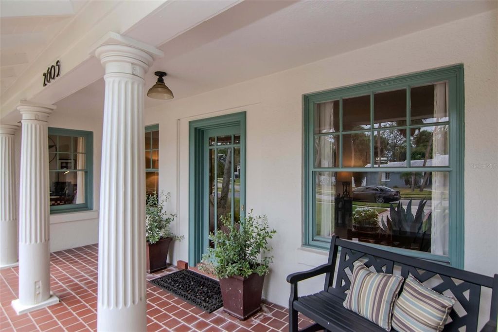 Photo of 2605 S Hawthorne Circle, Tampa, FL 33629 (MLS # TB8449250)