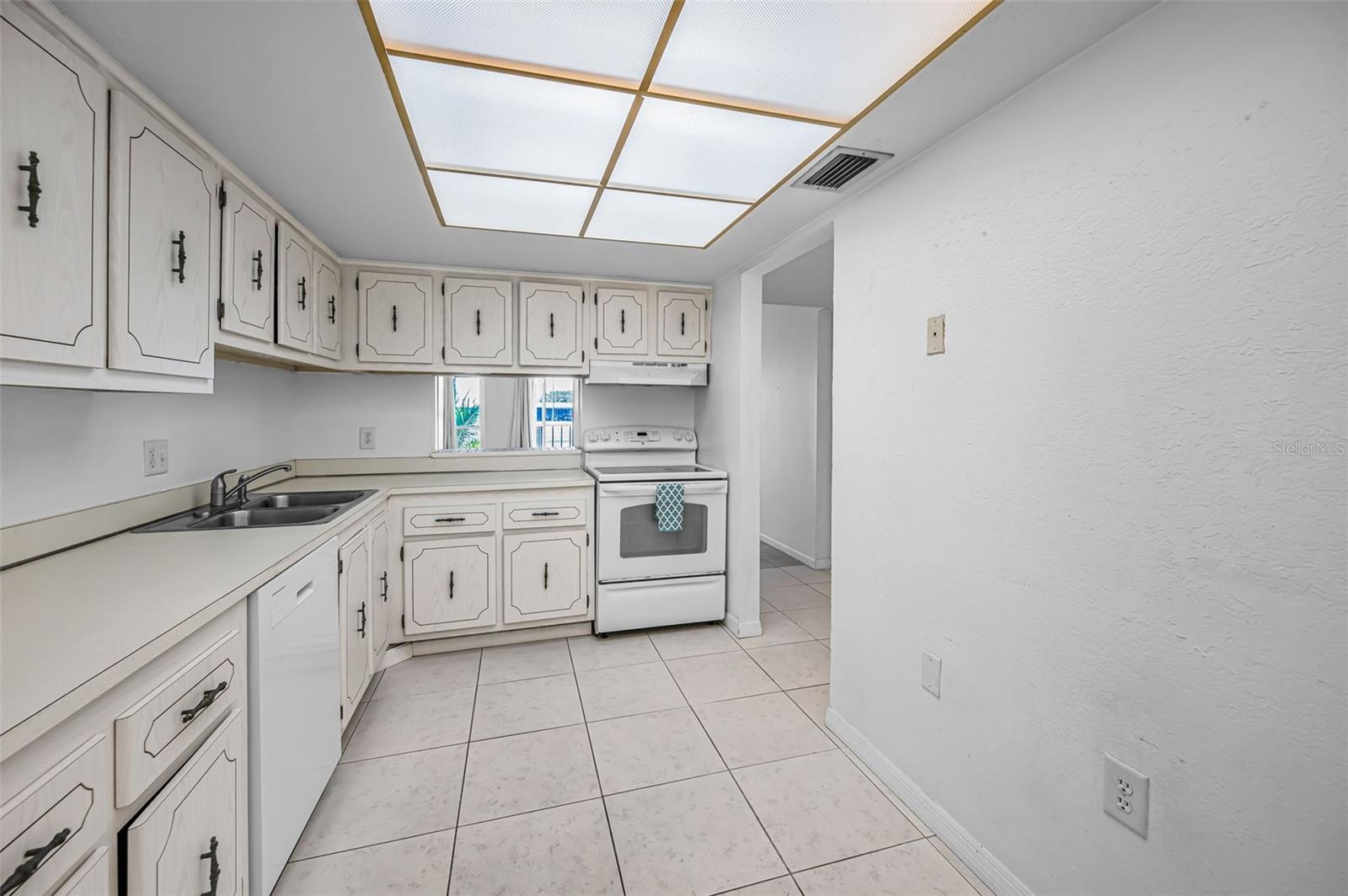 MOORINGS OF MAXIMO CONDO - Residential