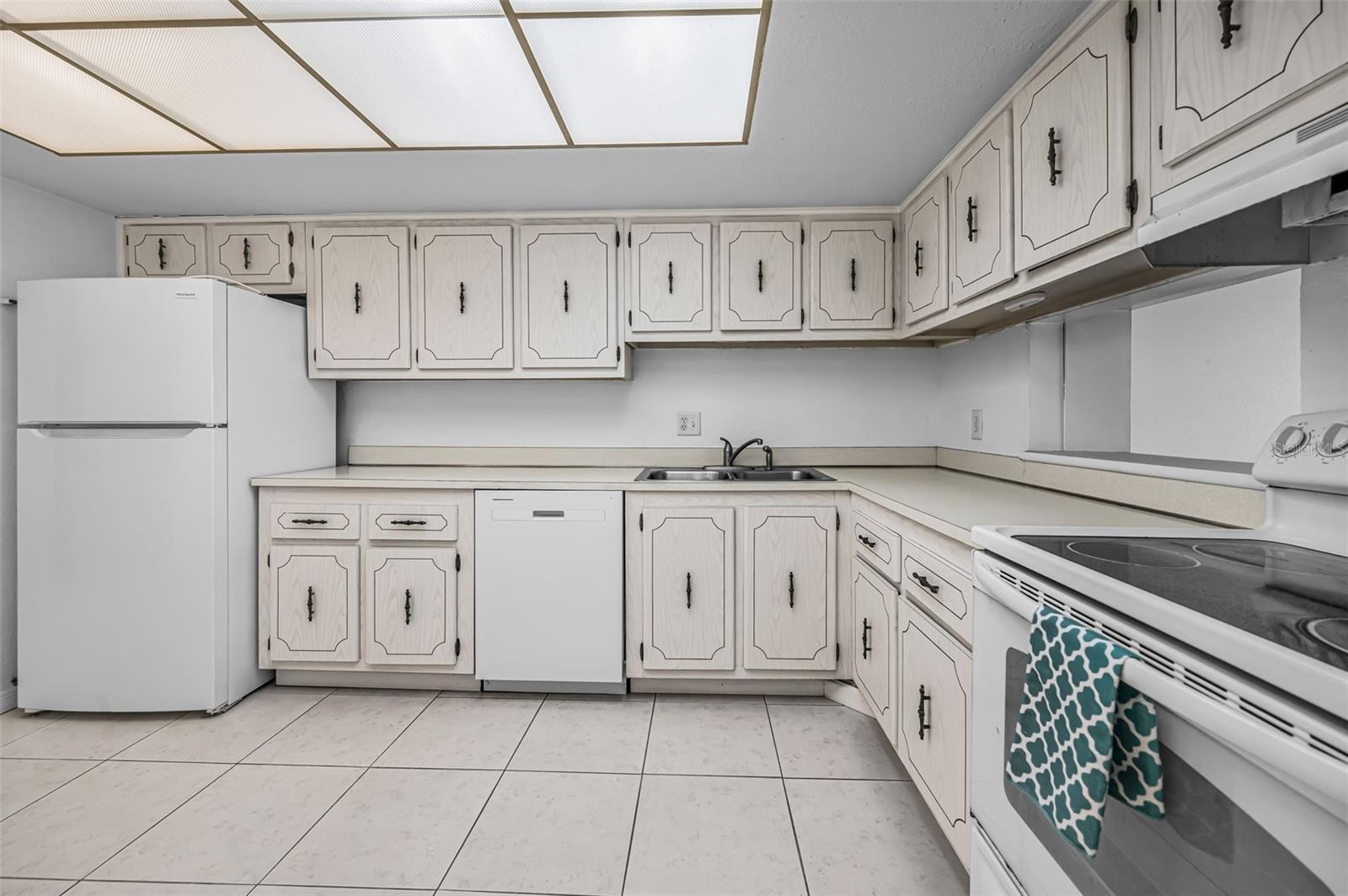 MOORINGS OF MAXIMO CONDO - Residential