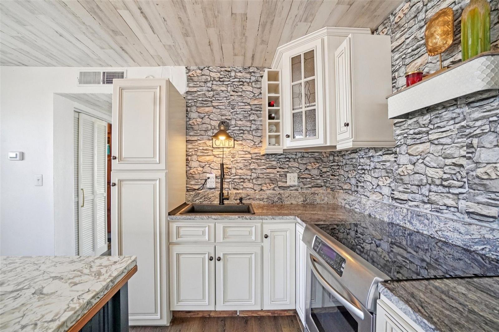 HILL CREST VILLAS - Residential