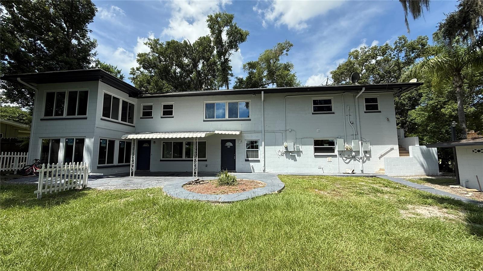 1/2 Duplex in Altamonte Springs. 3 Bedrooms 2 Bathrooms with a living room and Family room. Close to Highway 436, shopping areas and I4. Close to Highway 414.
