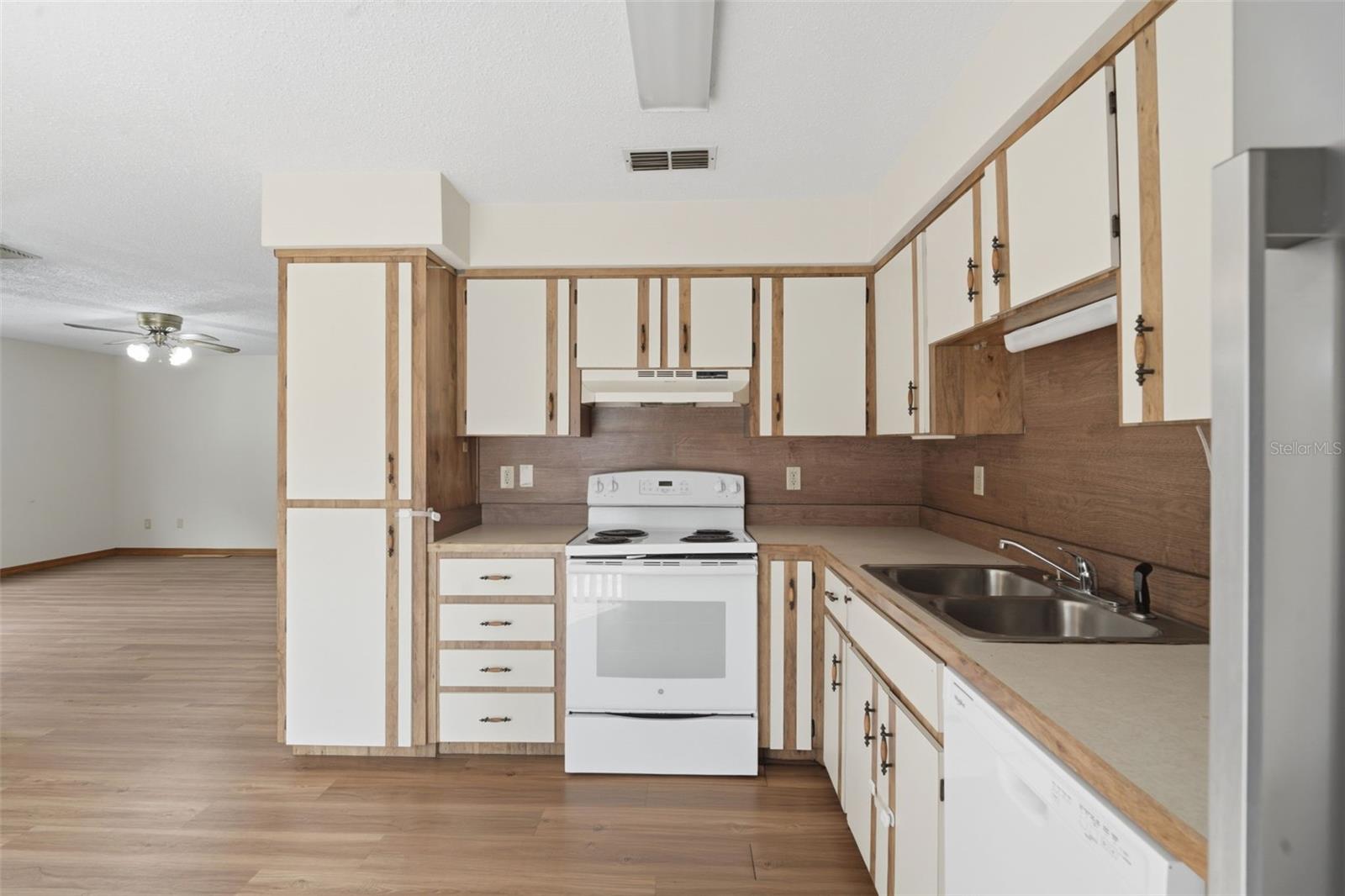 JEMECY OAK VILLAS CONDO PH 01-06 INC - Residential