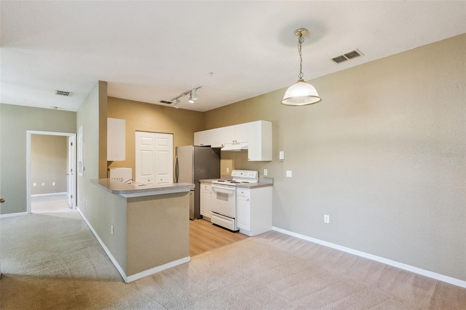 CRESCENT PLACE AT LAKE LOTUS CONDO - Residential