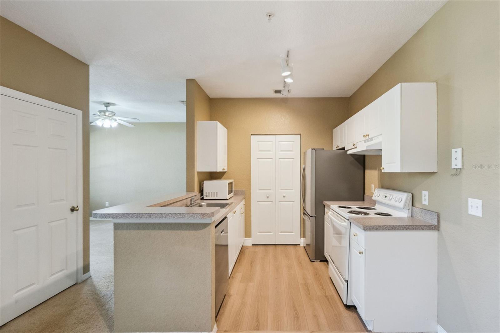 CRESCENT PLACE AT LAKE LOTUS CONDO - Residential