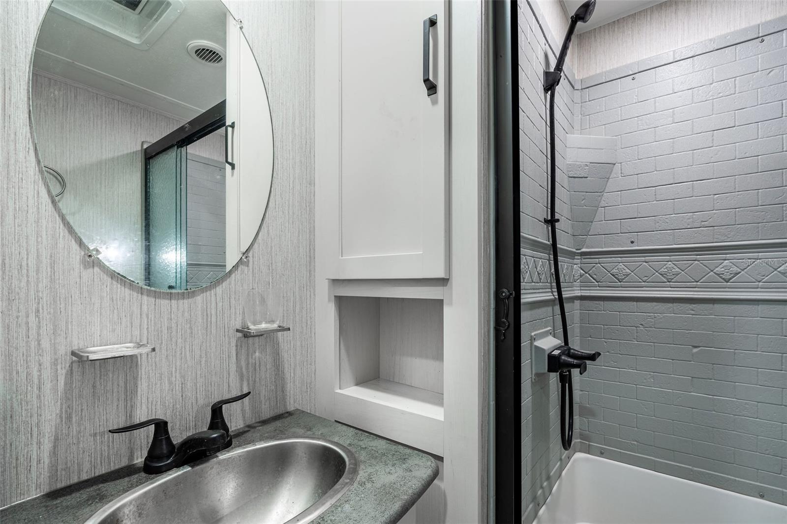 GUANIQUILLA WARD - Residential