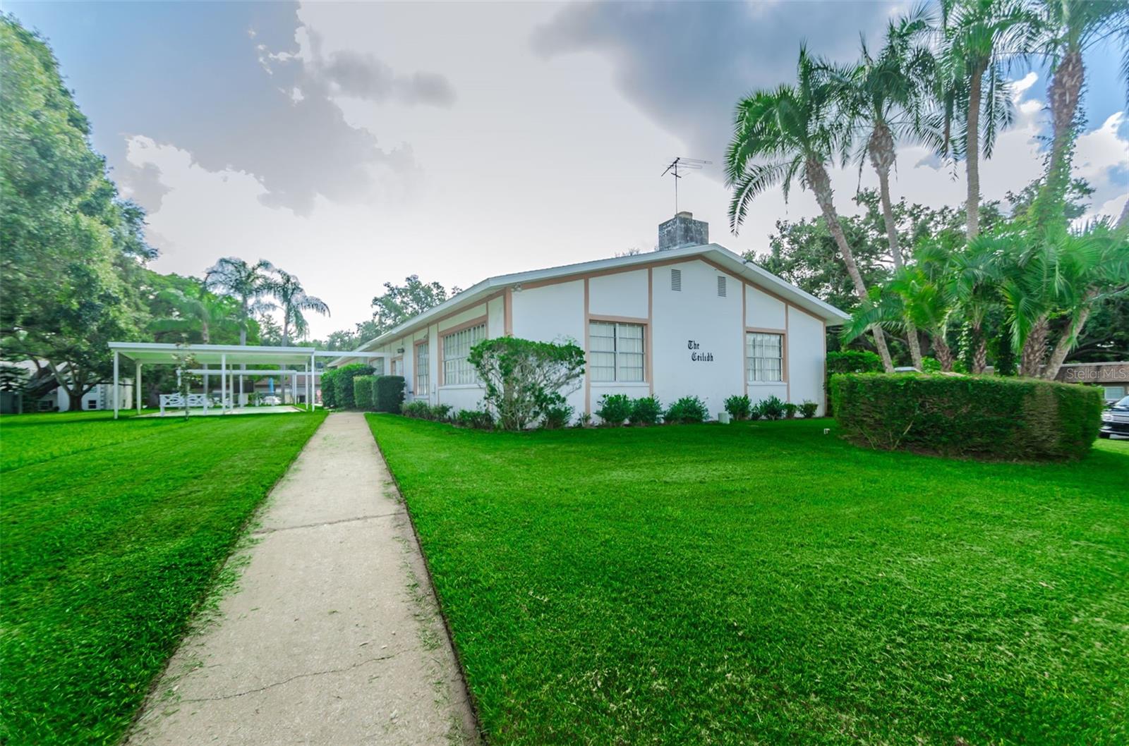 DOUGLAS ARMS - Residential