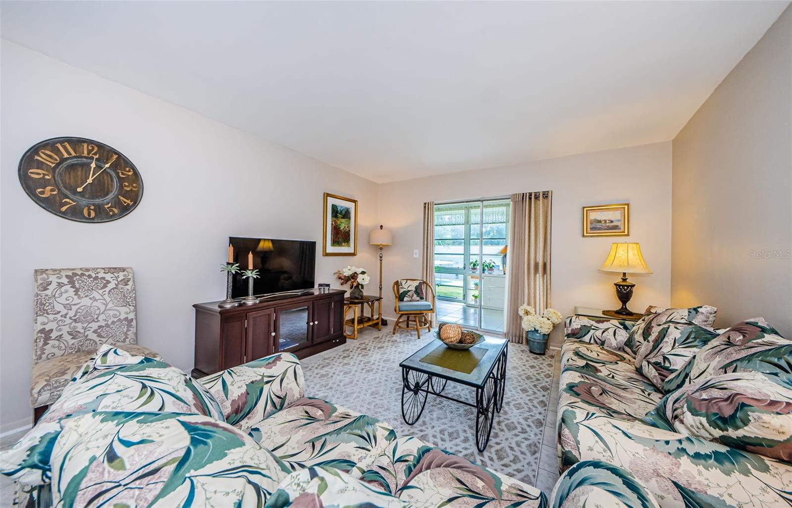 DOUGLAS ARMS - Residential