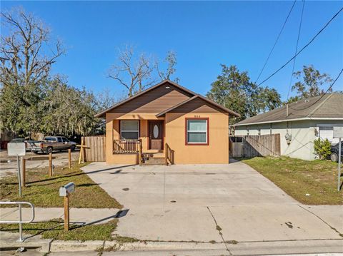 A home in PLANT CITY