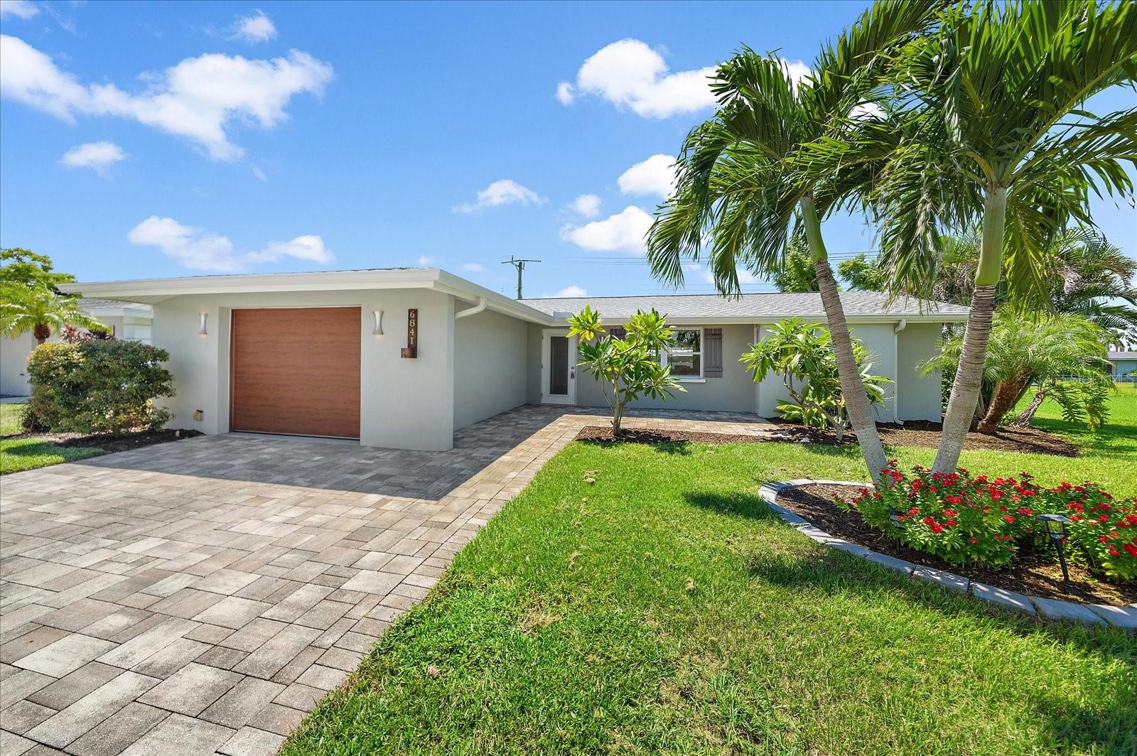 6841 ROXBURY DRIVE