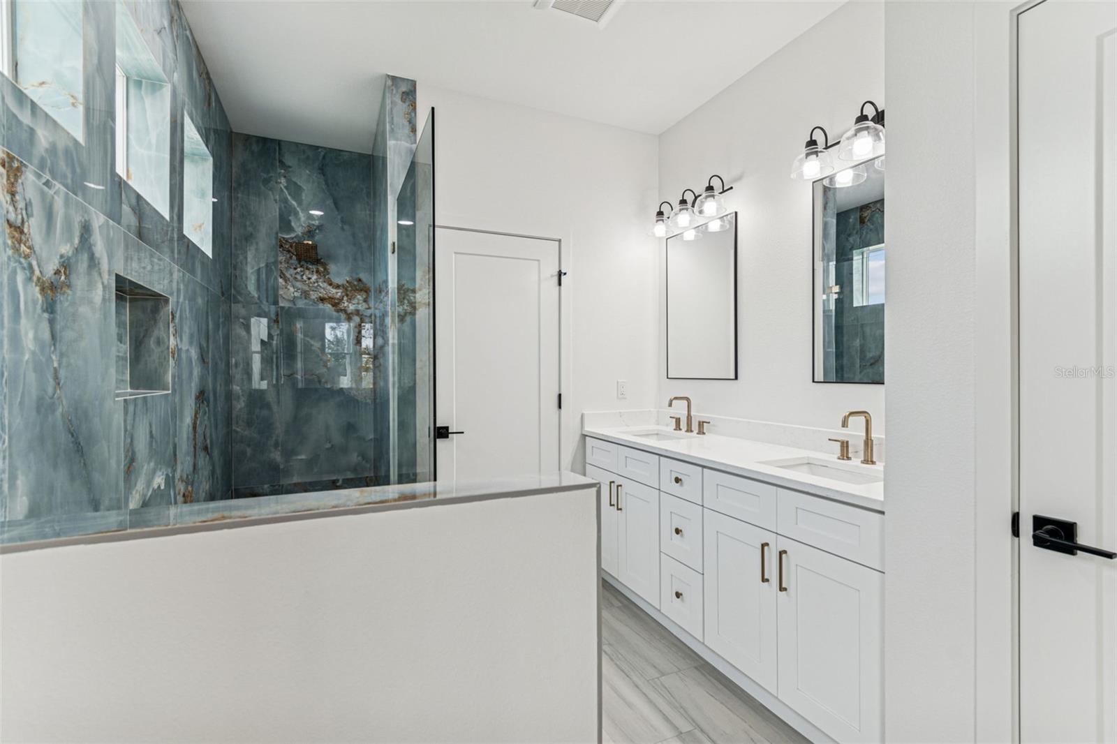 BANZA BANZA - Residential