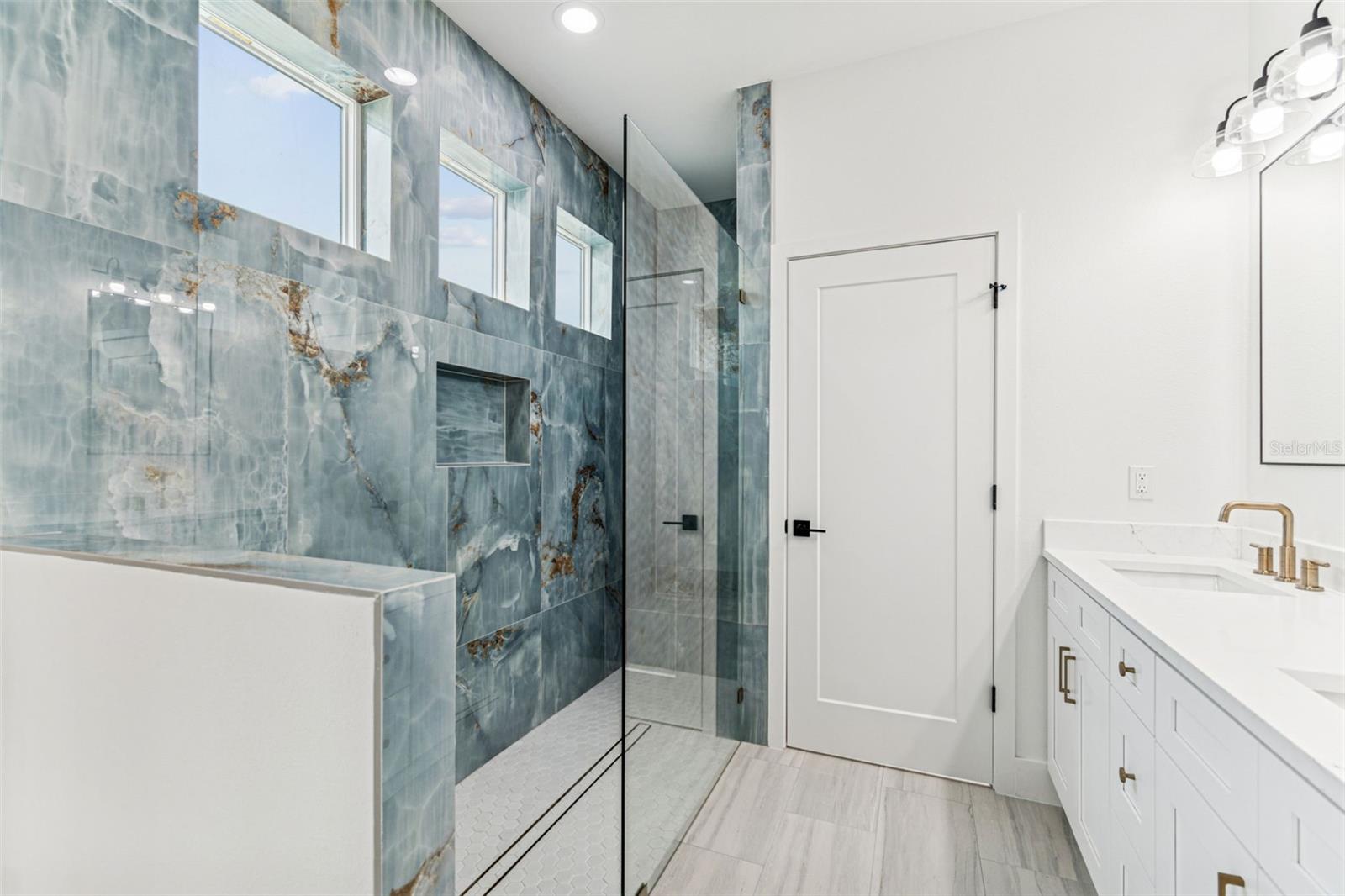 BANZA BANZA - Residential