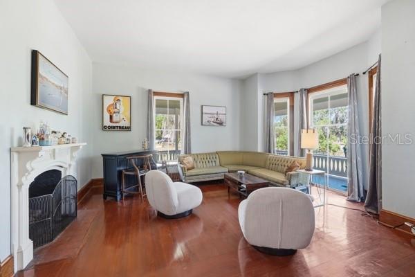 511 E MIRROR LAKE DRIVE