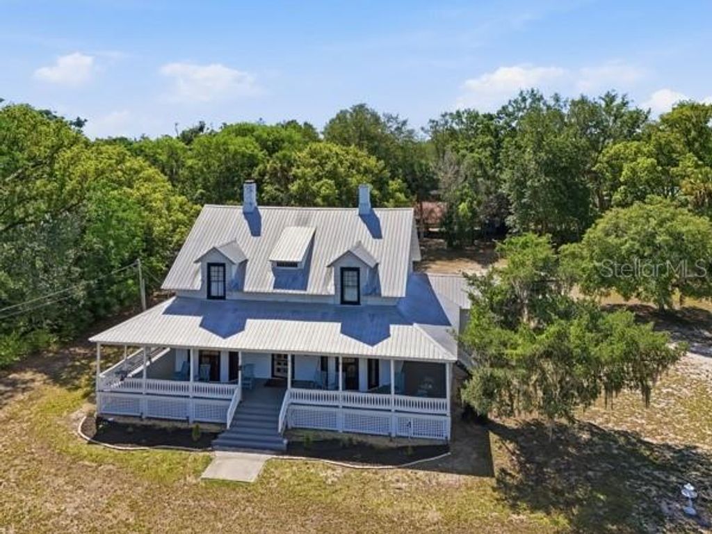 Photo of 511 E Mirror Lake Drive, Fruitland Park, FL 34731 (MLS # O6405118)