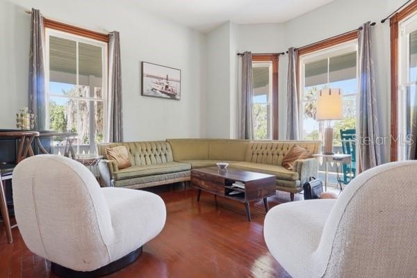 511 E MIRROR LAKE DRIVE