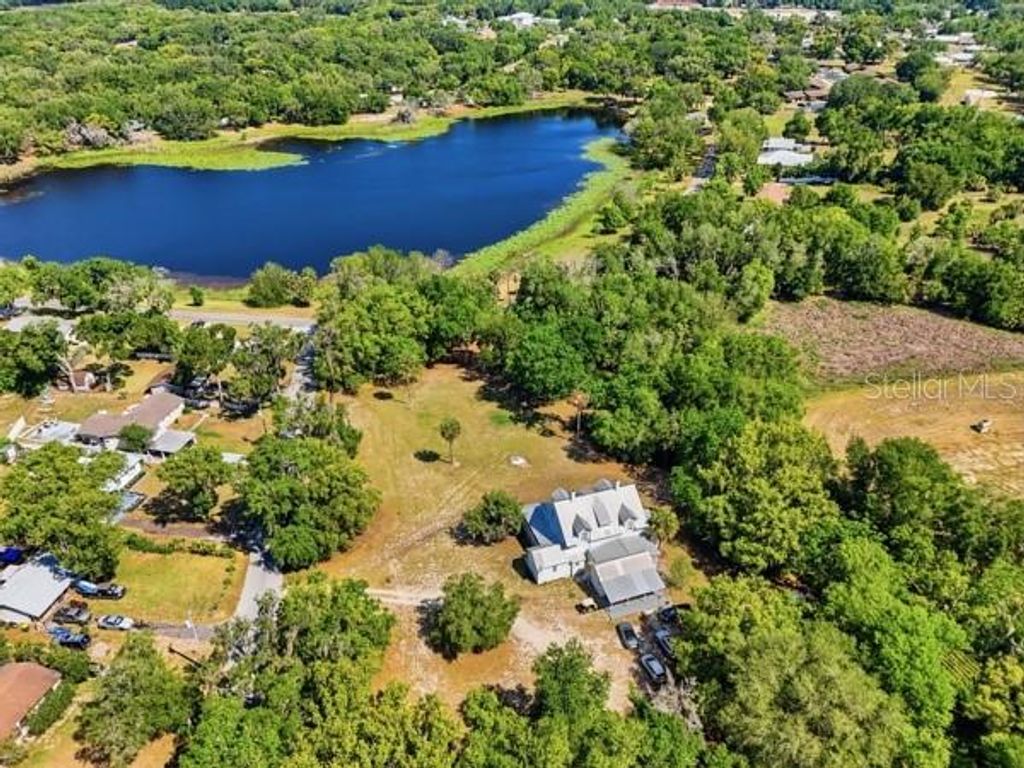 Photo of 511 E Mirror Lake Drive, Fruitland Park, FL 34731 (MLS # O6405118)