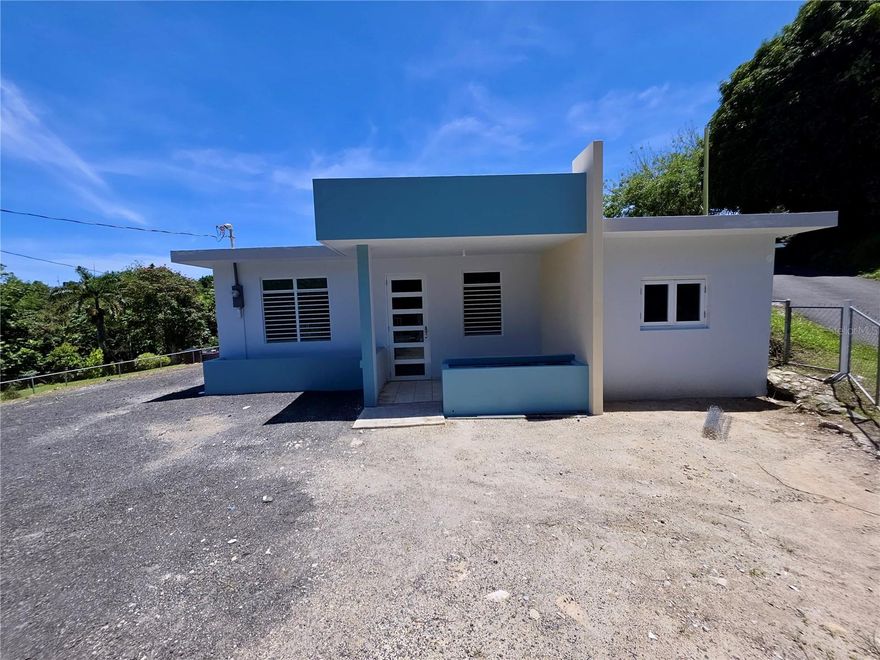 Welcome to this beautiful terrera house completely remodeled in the Mariana neighborhood of Humacao! With 3 bedrooms and 1 bathroom, this ready-to-move-in property has a new kitchen, renovated bathroom, newly applied interior and exterior paint, and ceiling treatment - all ready for you to enjoy without worries. Its functional design and modern finishes make it ideal for families or as an investment. Located with easy access to Humacao services and the Expreso PR-30.