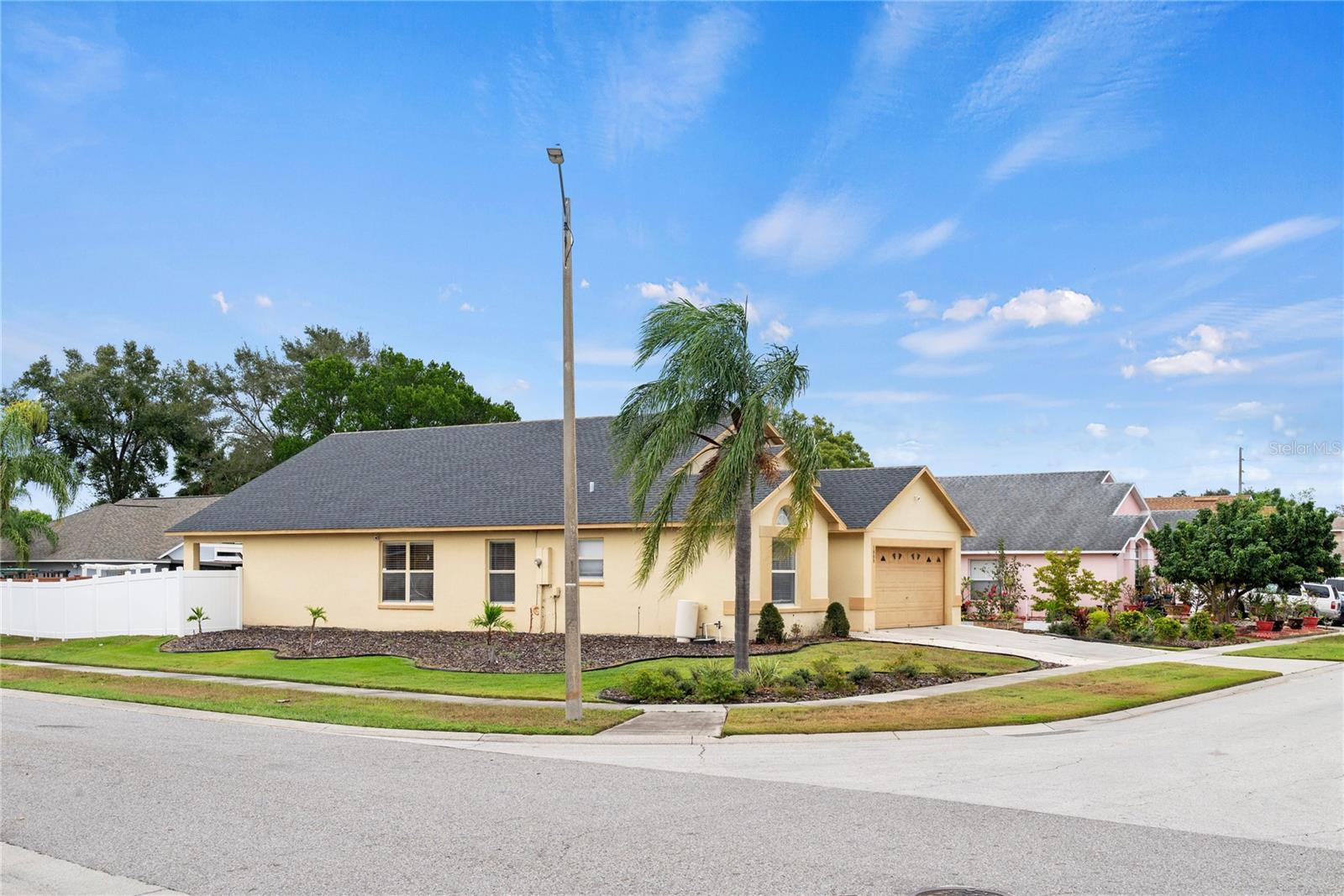 COUNTRY CHASE - Residential