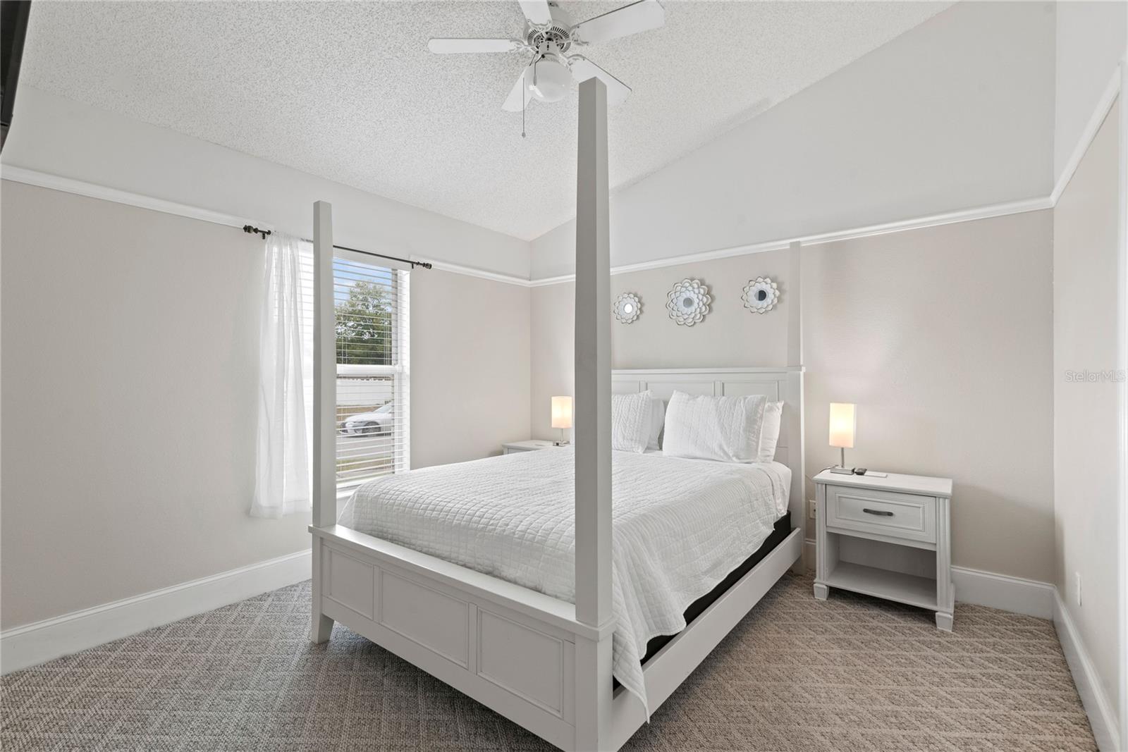 COUNTRY CHASE - Residential