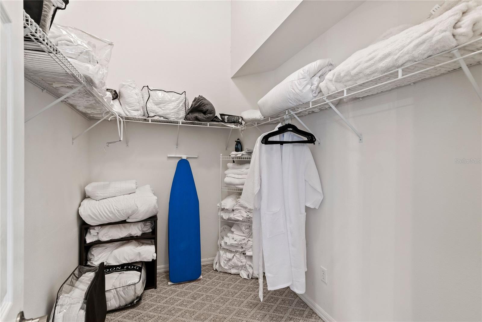 COUNTRY CHASE - Residential