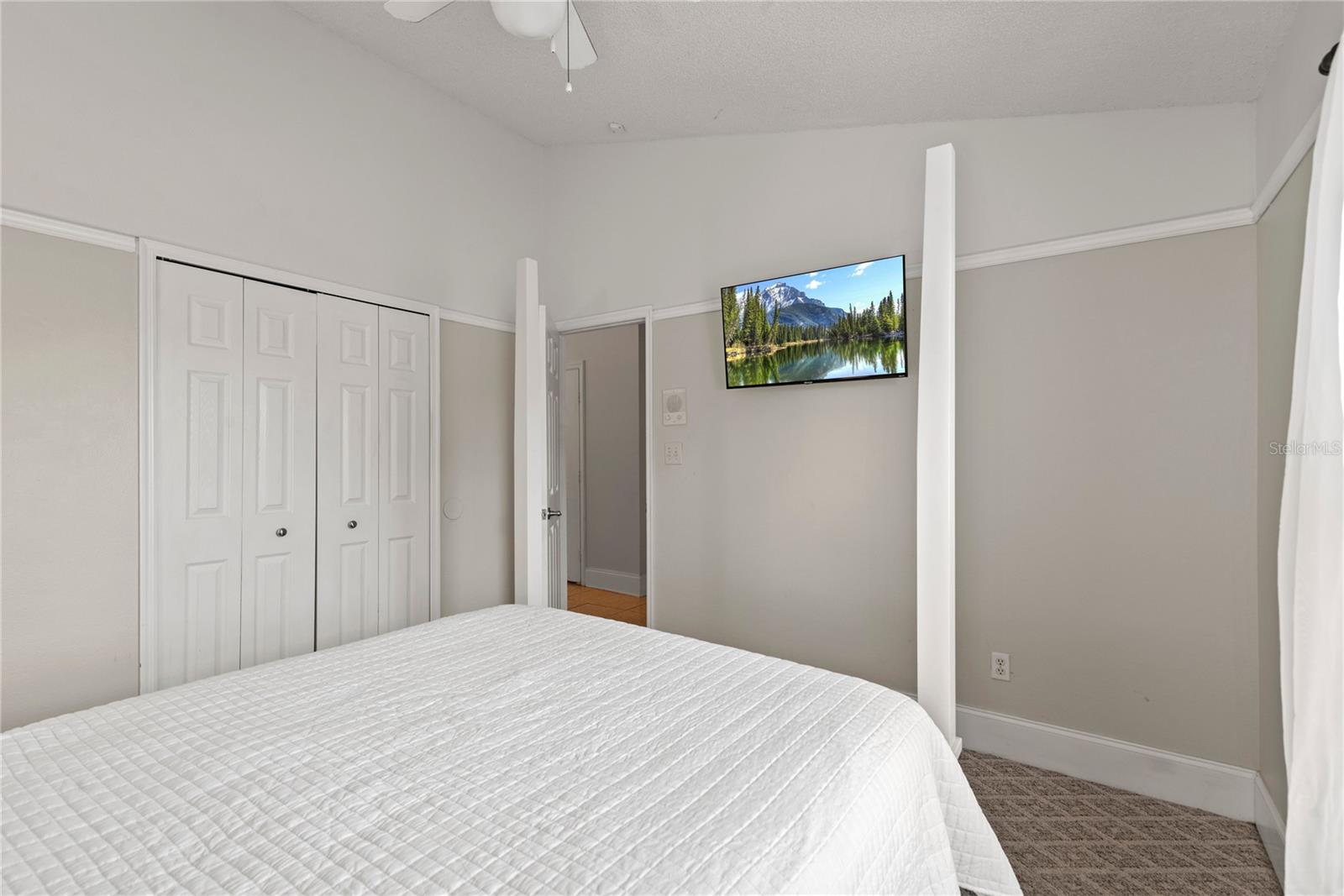 COUNTRY CHASE - Residential