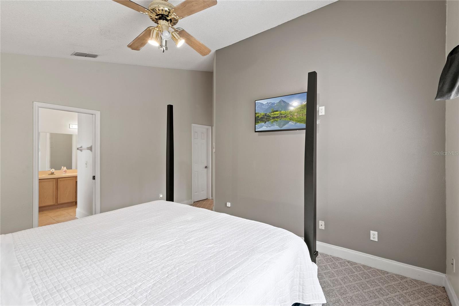 COUNTRY CHASE - Residential