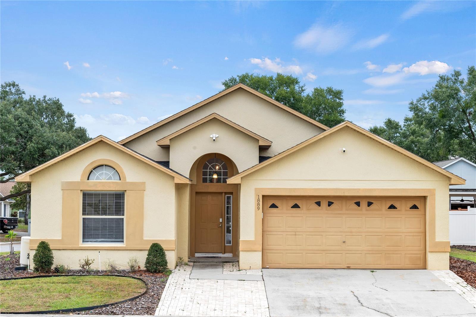 COUNTRY CHASE - Residential