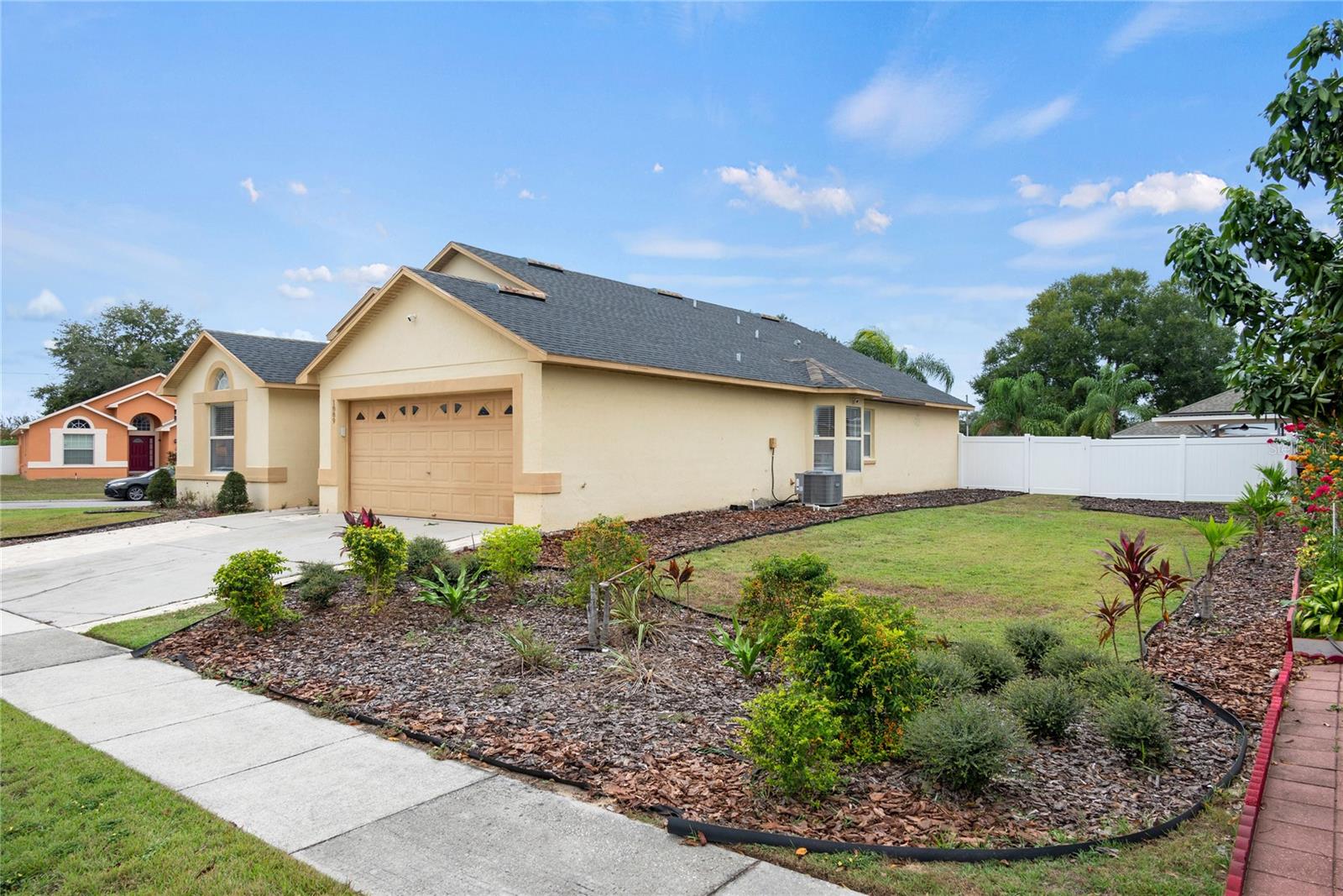 COUNTRY CHASE - Residential