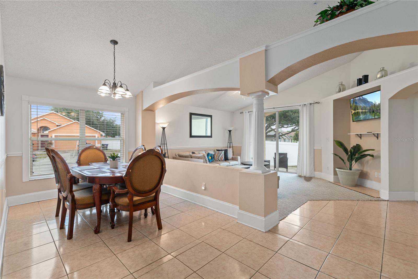 COUNTRY CHASE - Residential