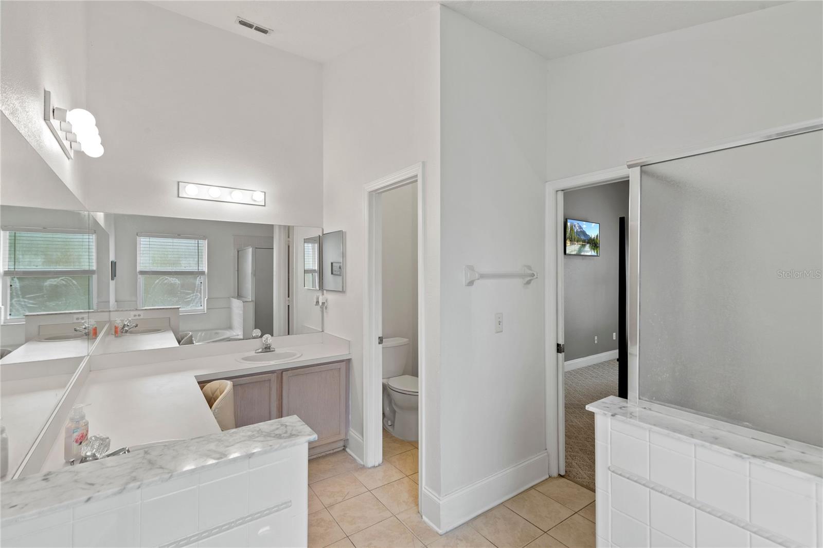 COUNTRY CHASE - Residential