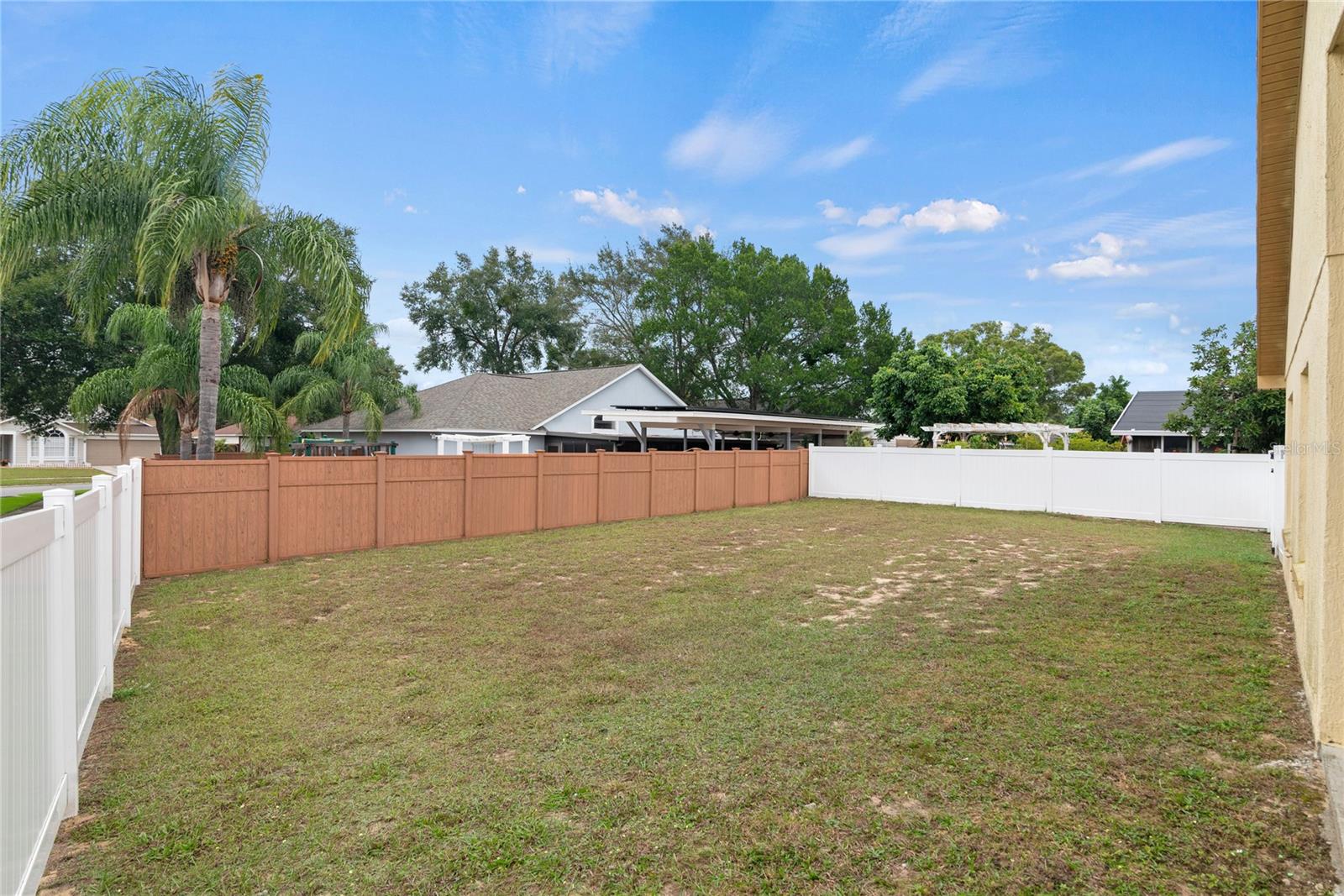 COUNTRY CHASE - Residential