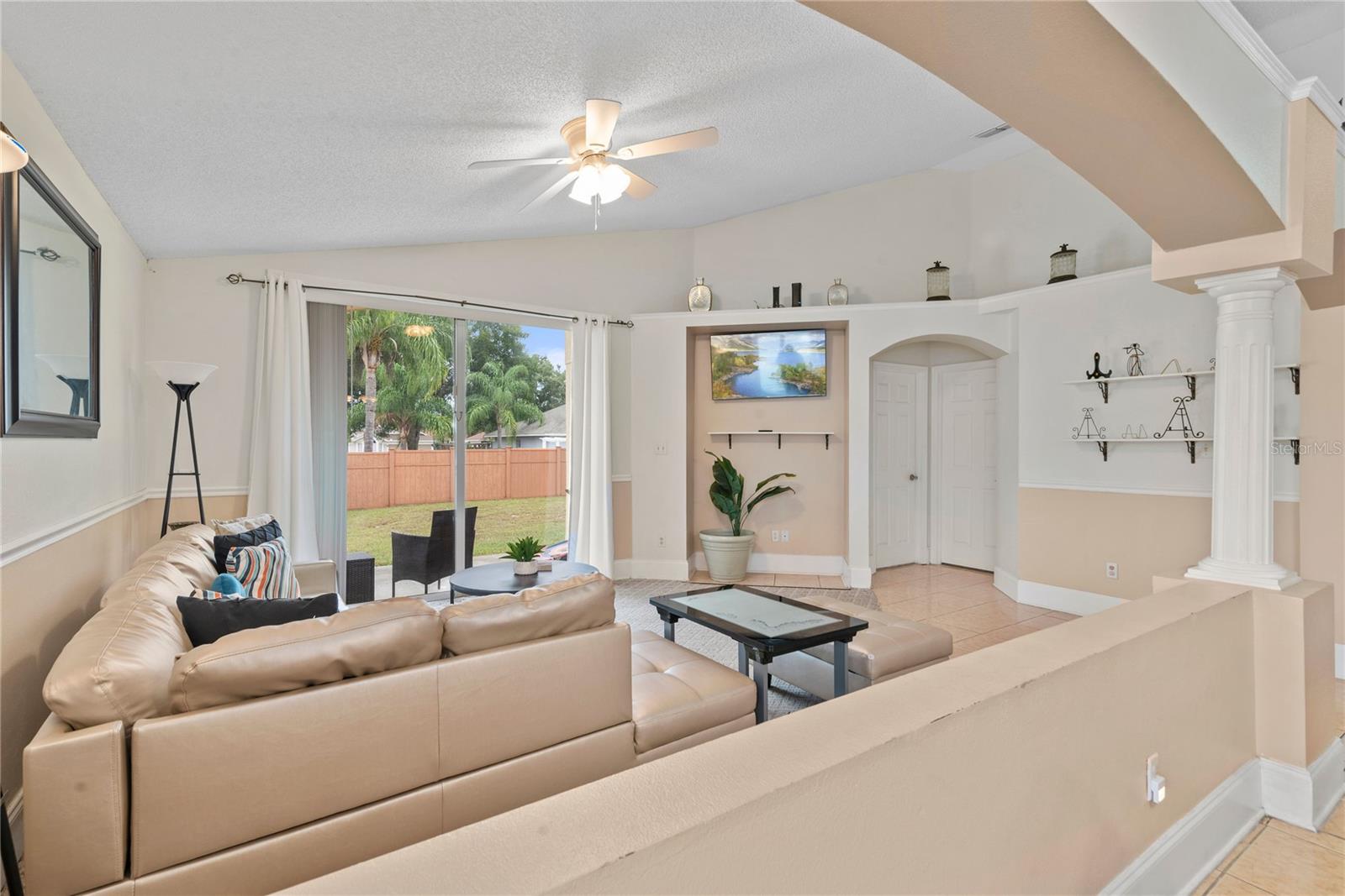 COUNTRY CHASE - Residential