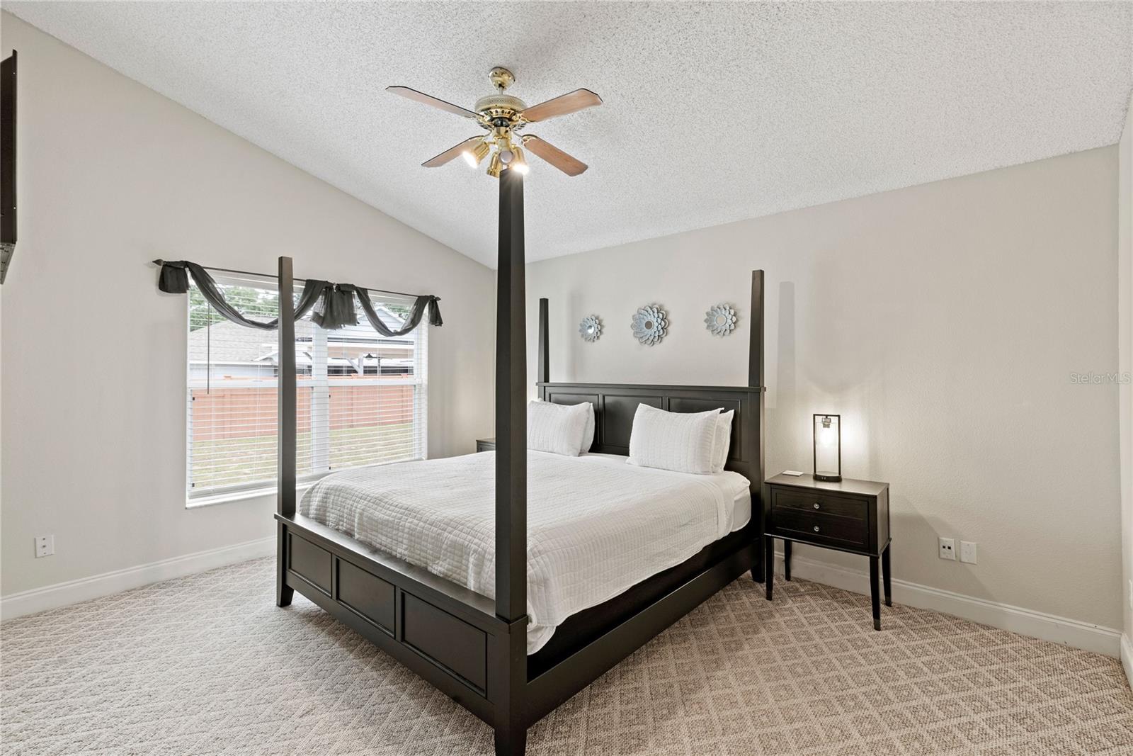 COUNTRY CHASE - Residential