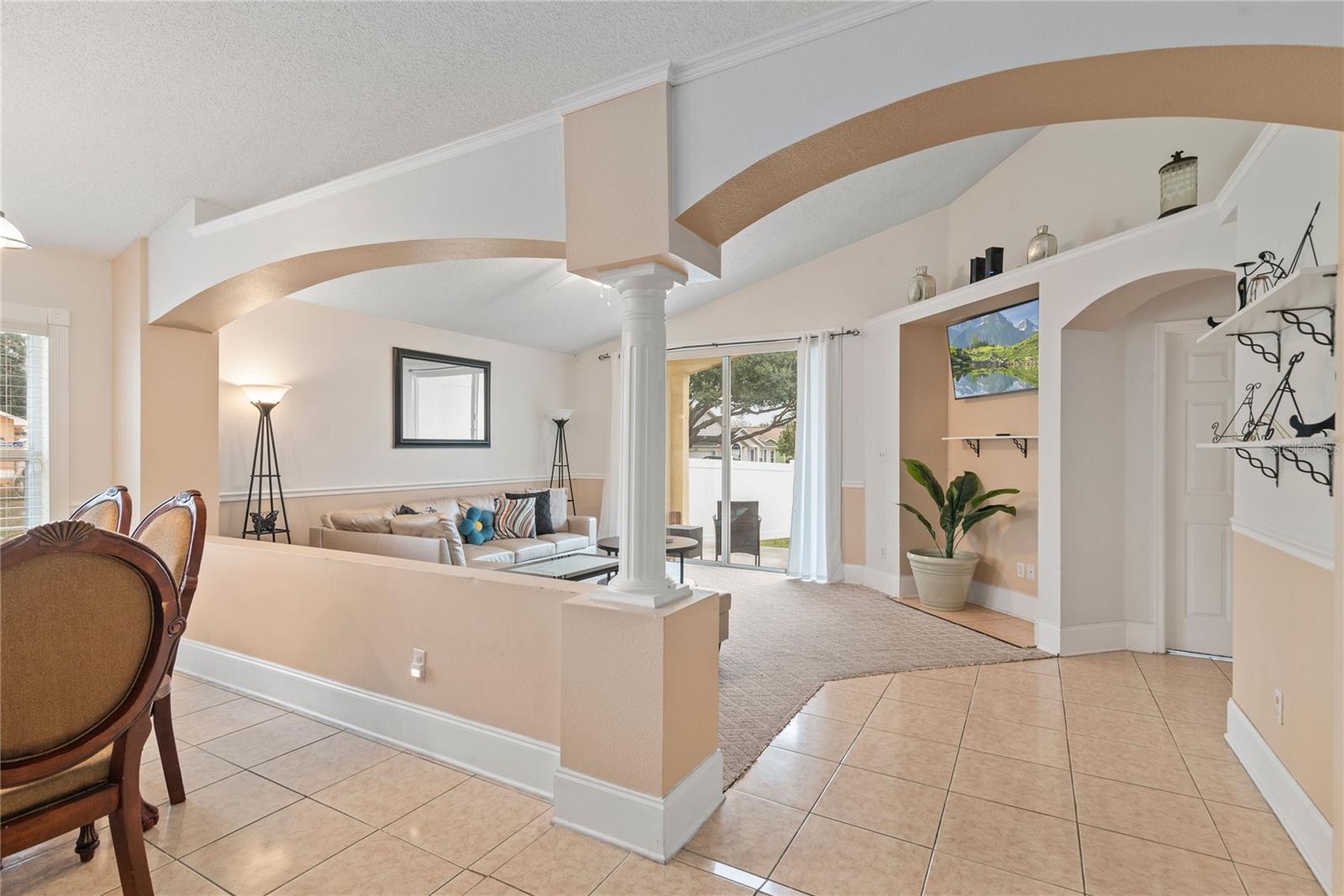 COUNTRY CHASE - Residential