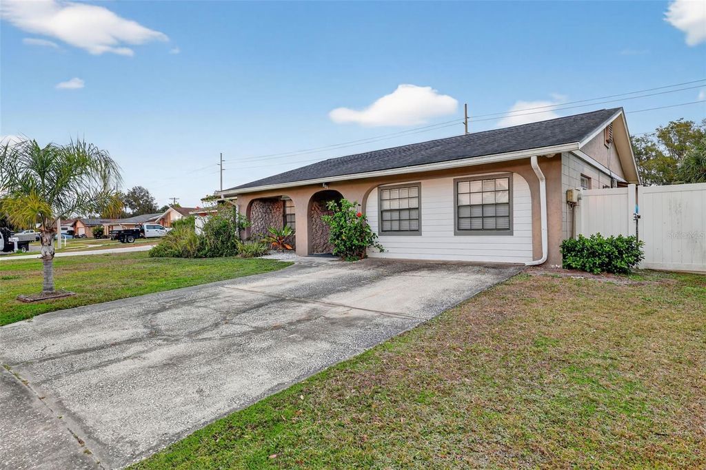 Photo of 804 Pebblewood Drive, Brandon, FL 33511 (MLS # TB8464398)