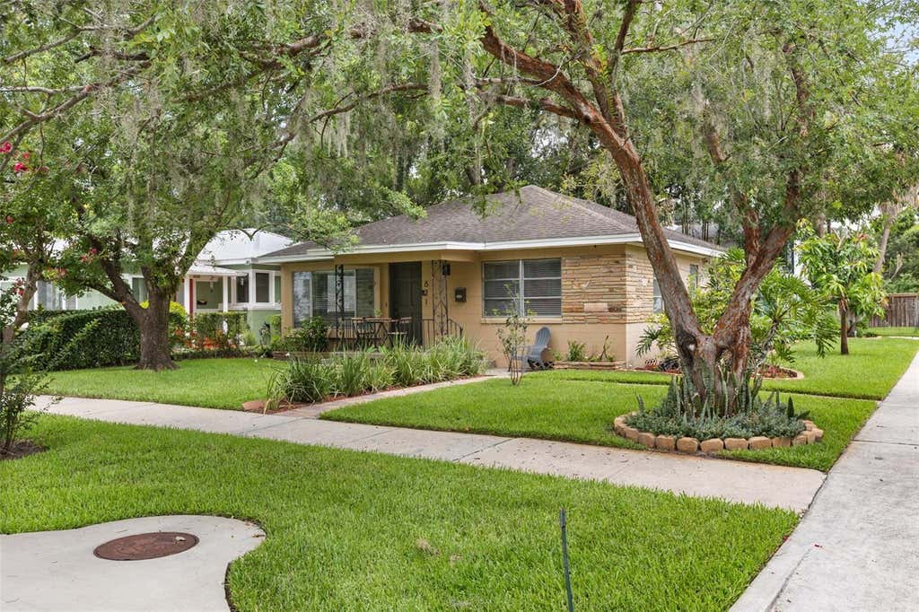 Photo of 821 E Church Street, Orlando, FL 32801 (MLS # O6422231)