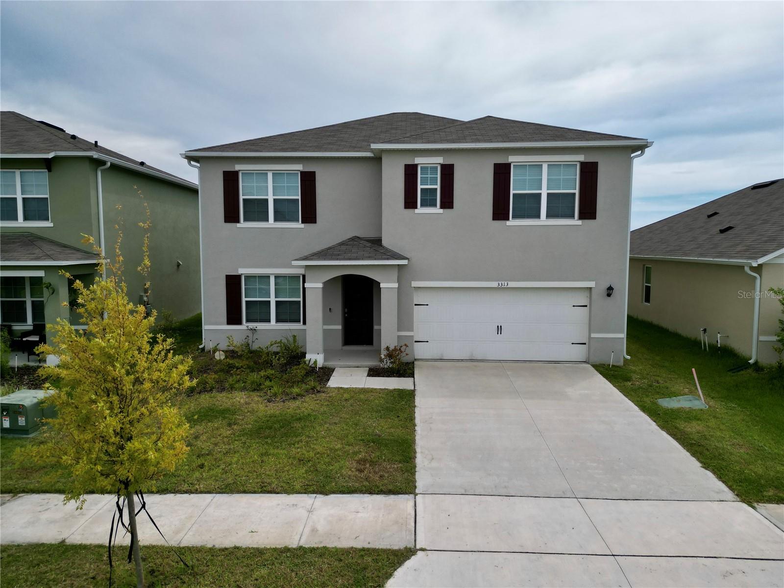 Built in 2024, this well-maintained, move-in-ready home is located in the highly sought-after Lakes at Laurel Highlands community. This stunning 5-bedroom, 3-bathroom property offers modern style, comfort, and convenience.
Enjoy a bright, open-concept living space and a beautifully designed chef’s kitchen featuring granite countertops, stainless steel appliances, and a spacious island—perfect for both entertaining and everyday living.
The luxurious primary suite includes a large walk-in closet and a spa-like bathroom with dual vanities, and shower. Step outside to a private backyard, ideal for relaxing evenings or family gatherings.
Residents of The Lakes at Laurel Highlands enjoy resort-style amenities and convenient access to major highways, schools, shopping, and dining. It’s the perfect location for those seeking both tranquility and accessibility.
Don’t wait—schedule your private tour today and make this beautiful home yours! Tenant's insurance required.