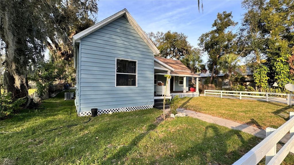 Photo of 904 W Reynolds Street, Plant City, FL 33563 (MLS # TB8466367)