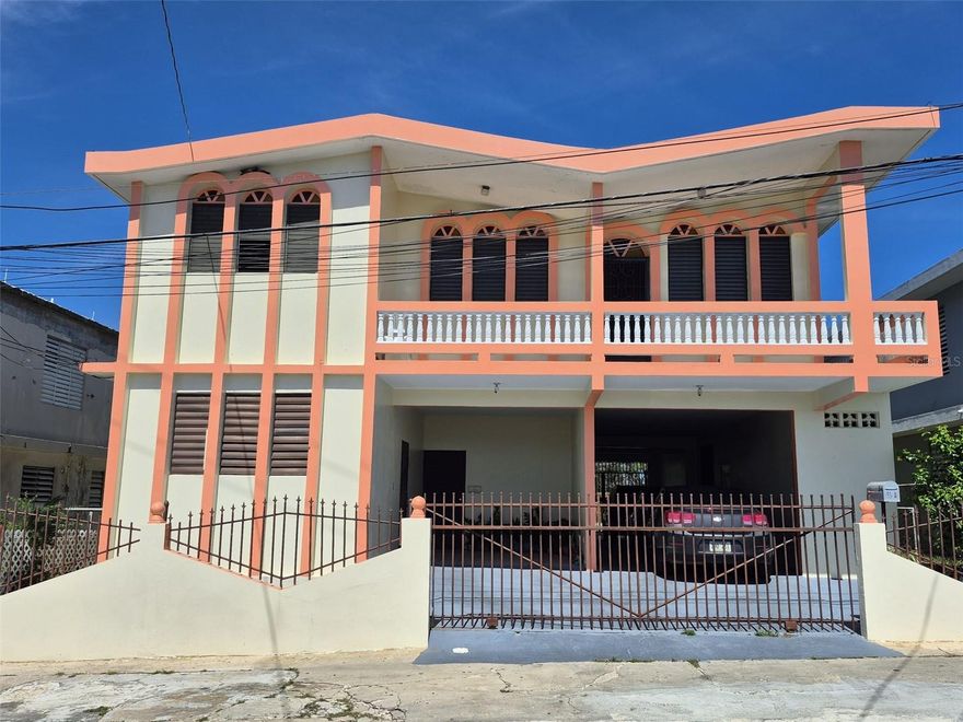 Beautiful two-story residence in Isabela. The upper level features 3 bedrooms, 3 bathrooms, living and dining areas, kitchen, a spacious family room, and laundry. The lower level includes a two-bedroom apartment with 2 bathrooms, living room, dining area, and kitchen; as well as a studio with a bathroom, living area, dining space, and kitchen. Additionally, there is a carport with space for up to 4 vehicles. The property also includes solar panels with a transferable contract, a water cistern, and a solar water heater.