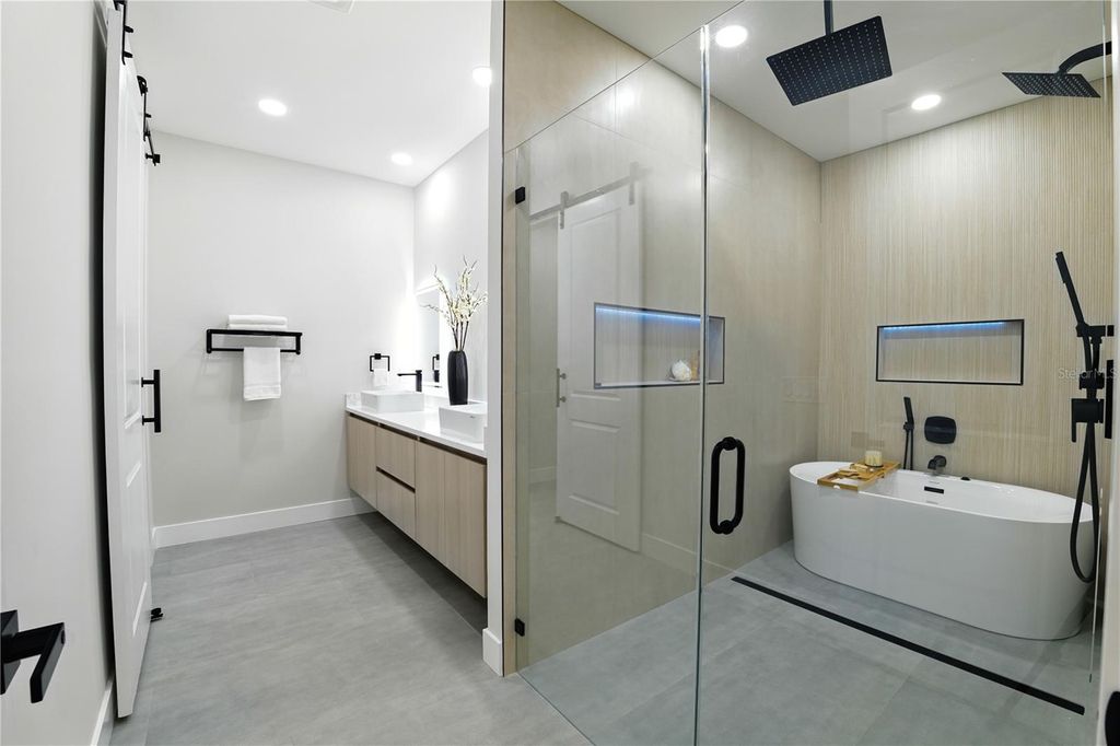 Photo of 2714 W 1/2 Tampa Bay Boulevard, Tampa, FL 33607 (MLS # TB8480871)