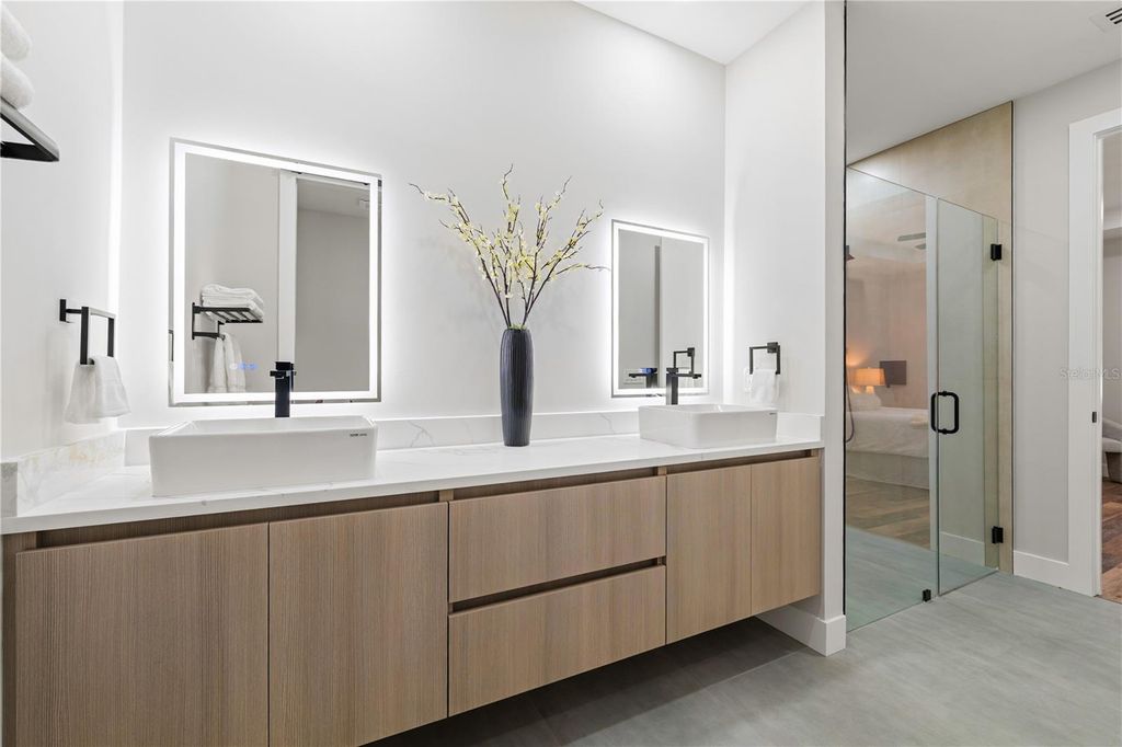 Photo of 2714 W 1/2 Tampa Bay Boulevard, Tampa, FL 33607 (MLS # TB8480871)