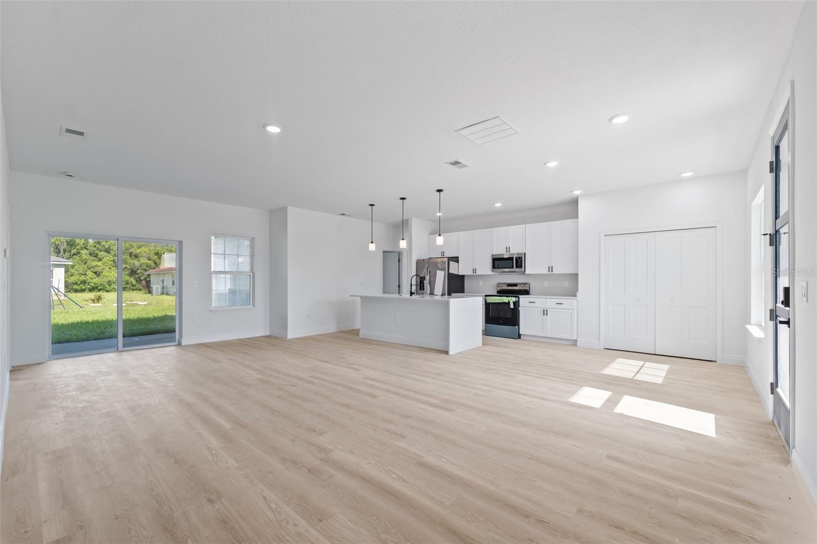 MARION OAKS UN 01 - Residential Lease