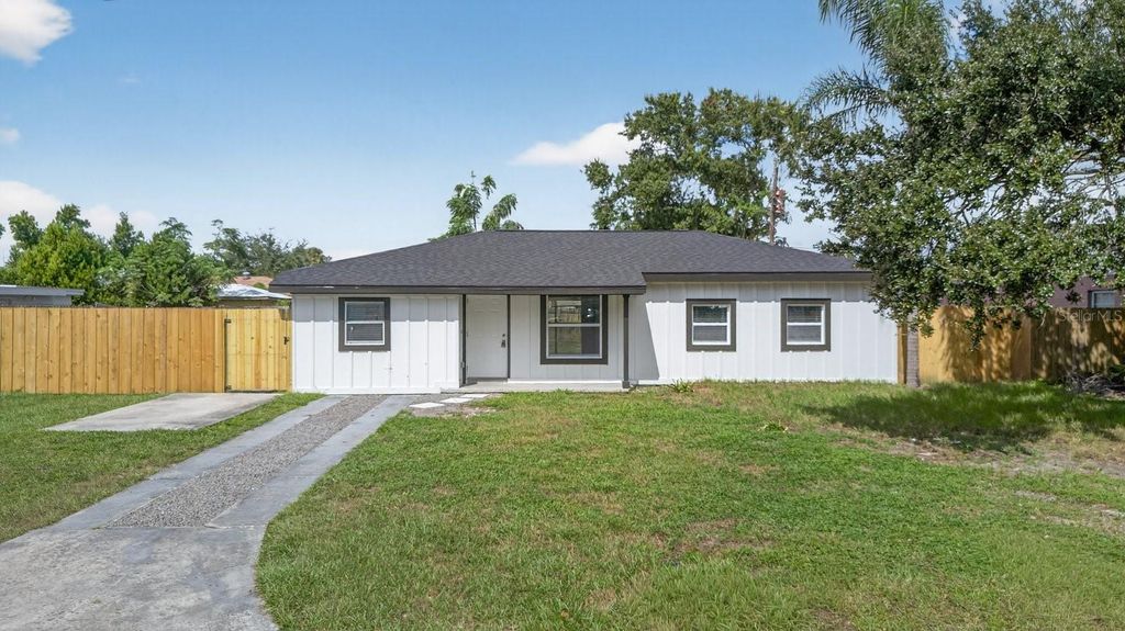 Photo of 4009 W Wallace Avenue, Tampa, FL 33611 (MLS # TB8435351)
